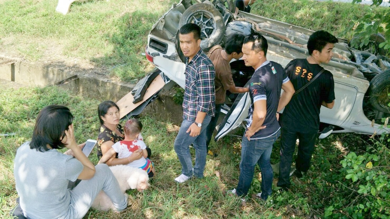 สาวอ้าง ขับรถมาดีๆ‘เหมือนพวงมาลัยหลุด’ชนต้นไม้ หวิดดับพร้อมแม่-ลูกชาย