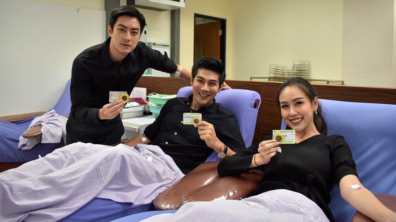 ‘ฟิล์ม-ฝ้าย-มังกร’ บริจาคโลหิตด้วยหัวใจ ถวายเป็นพระราชกุศลพ่อหลวง ร.9