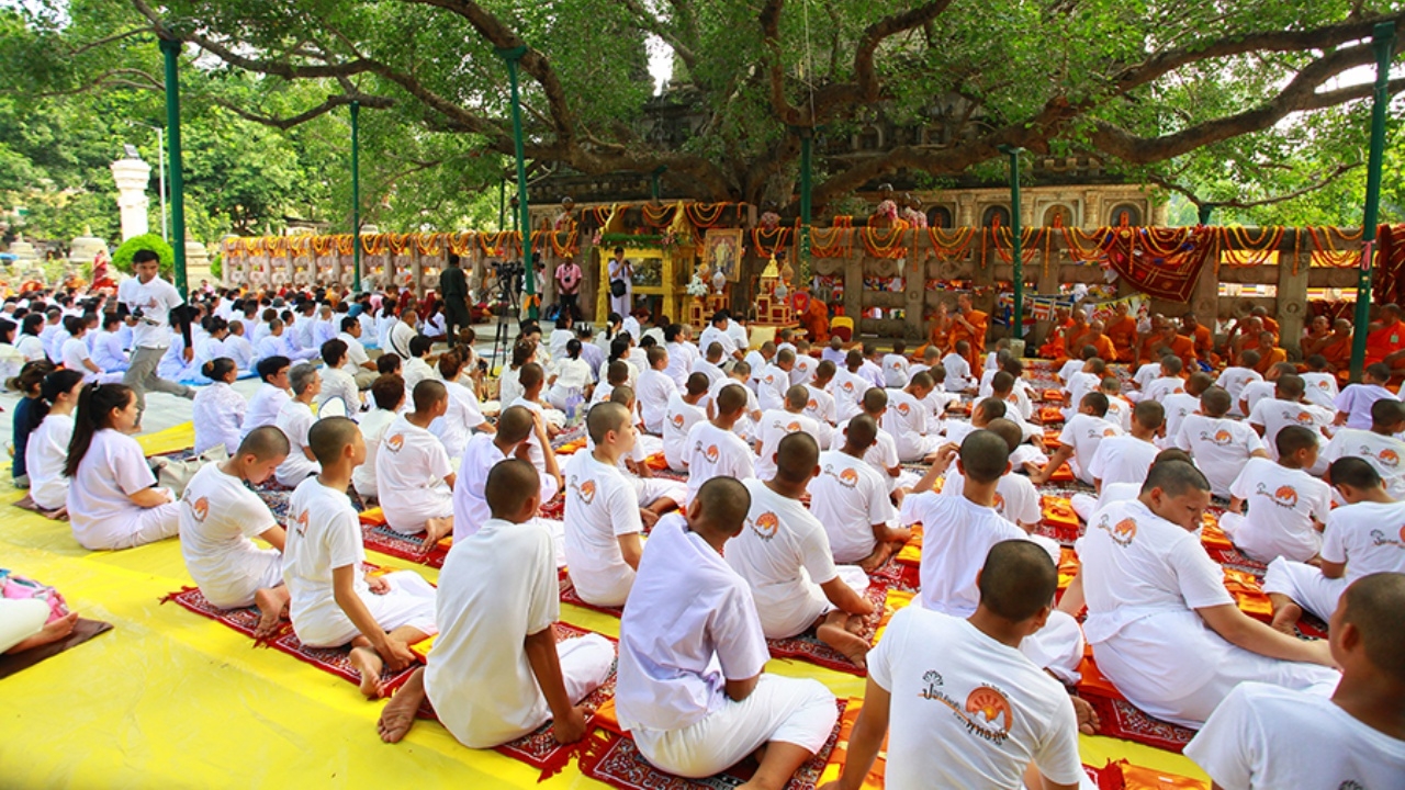 นร.ไทยรัฐวิทยา ร่วมบรรพชาสามเณร 99 รูป ถวายเป็นพระราชกุศล'ในหลวง ร.9'