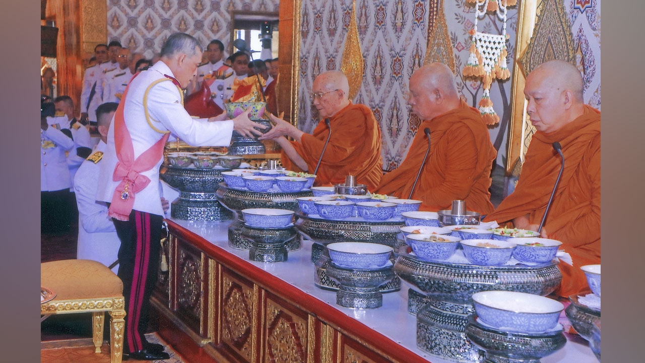 สมเด็จพระเจ้าอยู่หัว ทรงบำเพ็ญพระราชกุศลครบรอบ 1 ปี วันสวรรคต ร.9