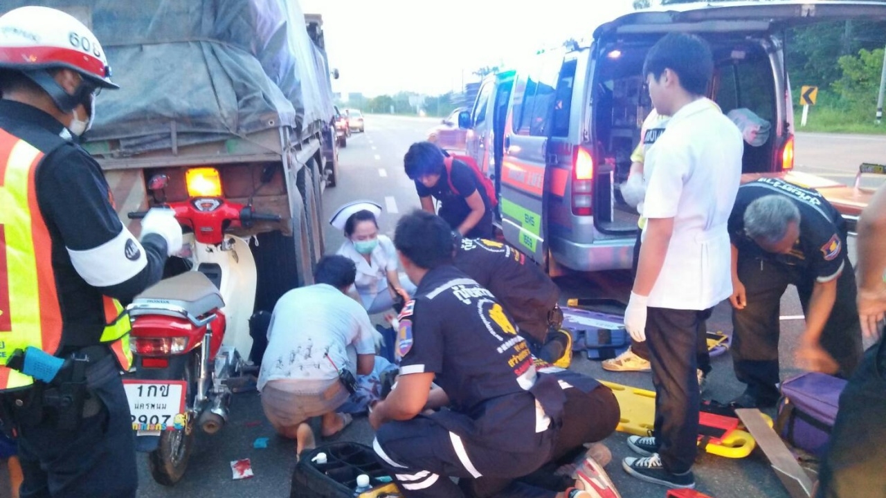 นาทีชีวิต สาววัย18 นครพนม ขับจยย.เล่นมือถือ เสยท้ายสิบล้อ หวิดดับ