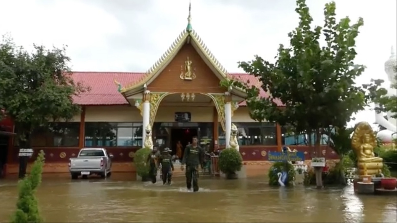 ท่วมมา 4 วัน พระสงฆ์ที่สุโขทัยเดือดร้อน ไม่มีห้องน้ำ วอนรัฐช่วยเหลือ