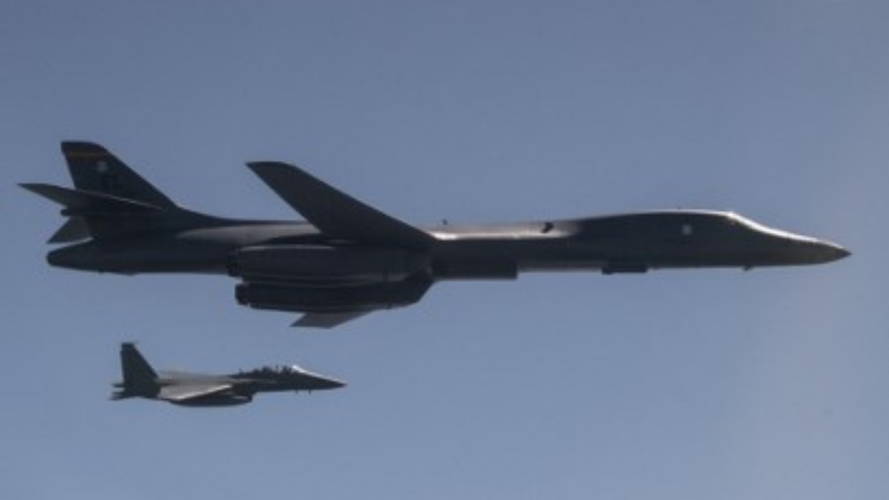 คิม ว่าไง! สหรัฐฯส่งฝูงบินรบ-ทิ้งระเบิด บินกระหึ่มผ่านคาบสมุทรเกาหลี