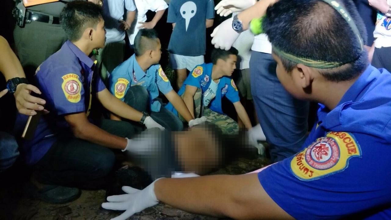 เคราะห์ร้าย ปีนเก็บละมุด กิ่งหักตกลงมาหัวกระแทกพื้น ก่อนจมน้ำตาย 