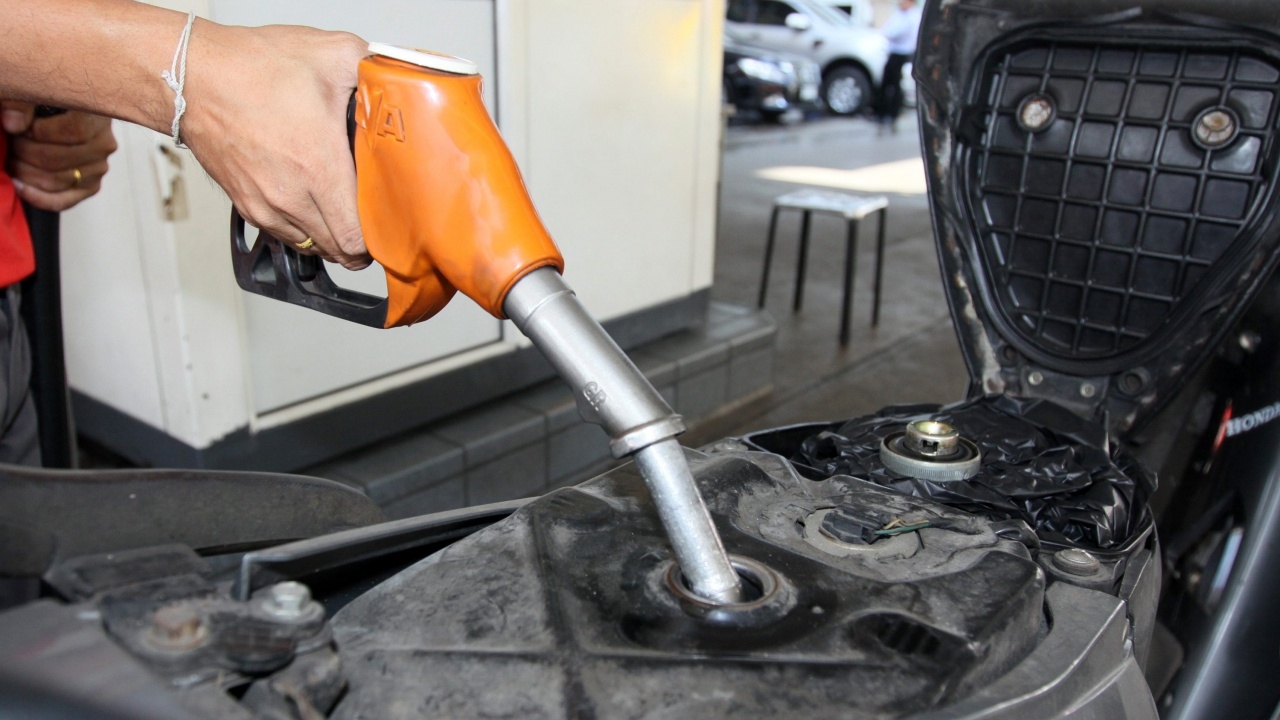 คนใช้รถยิ้ม! ปตท.-บางจาก ลดราคาน้ำมันทุกชนิด 40 สต. เว้น E85 ลง 20 สต.