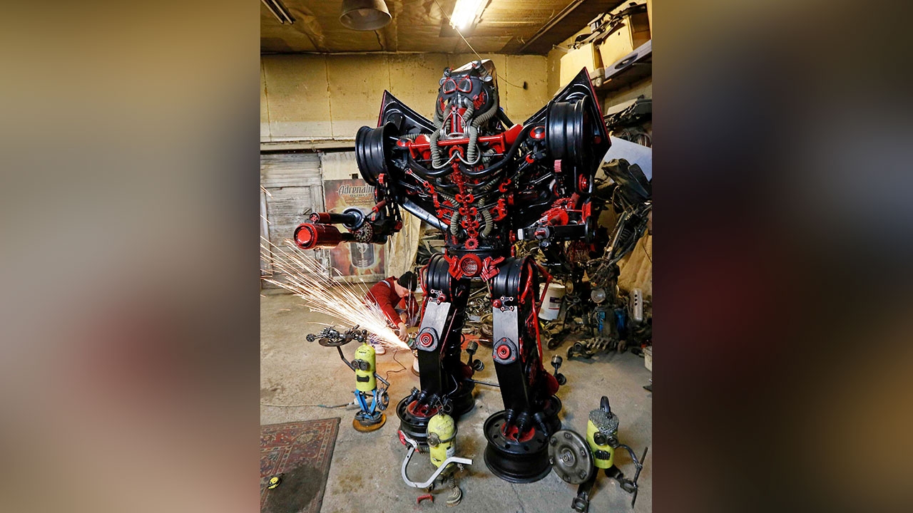 สร้างศิลปะจากชิ้นส่วนรถ งานอดิเรกสุดเก๋ของหนุ่มชาวหมีขาว 