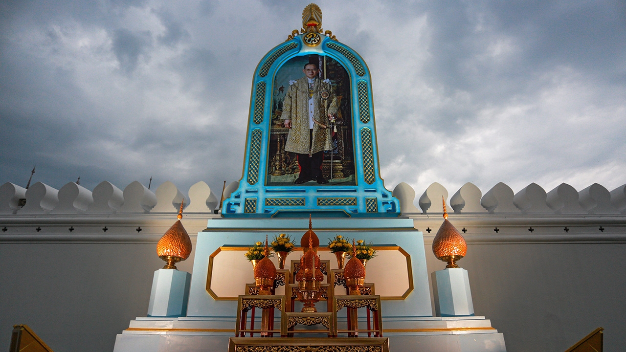 ตั้งซุ้มพระบรมฉายาลักษณ์ ริมกำแพง พระบรมมหาราชวังให้ปชช.กราบสักการะ