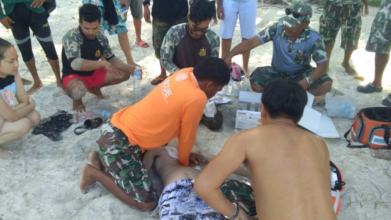 นาทีชีวิต! จนท.อุทยานฯ ปั๊มหัวใจช่วยนักท่องเที่ยวจีน จมน้ำเกาะปอดะ 