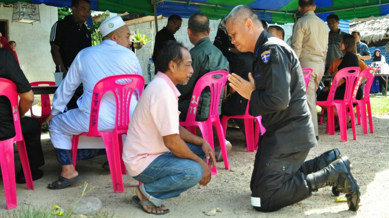 'ผมเสียใจ ผมขอโทษ 'ผบ.นาวิกฯ คุกเข่าขอโทษ พ่อทหารพรานถูกบึมดับ