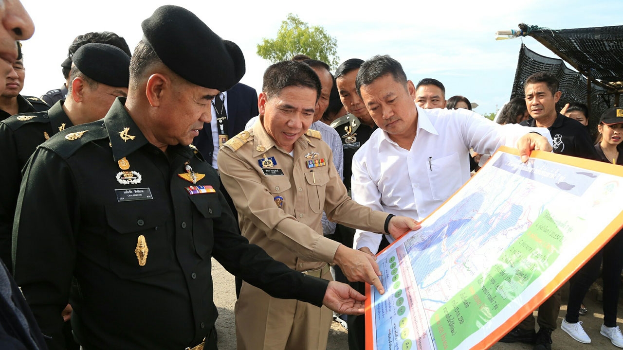 ผบ.ทบ.ตรวจแนวกั้นน้ำท่วม สั่งทหาร ระดมกำลังช่วยป้องอุทยานฯ อยุธยา