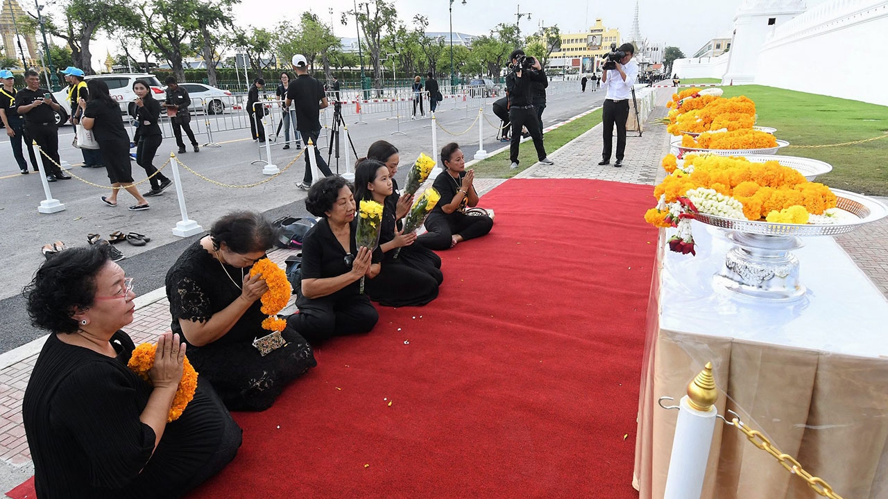 สำนักพระราชวังเปิดให้วางพวงมาลัยซุ้มในหลวงรัชกาลที่ 9 ผ่านจุดคัดกรอง