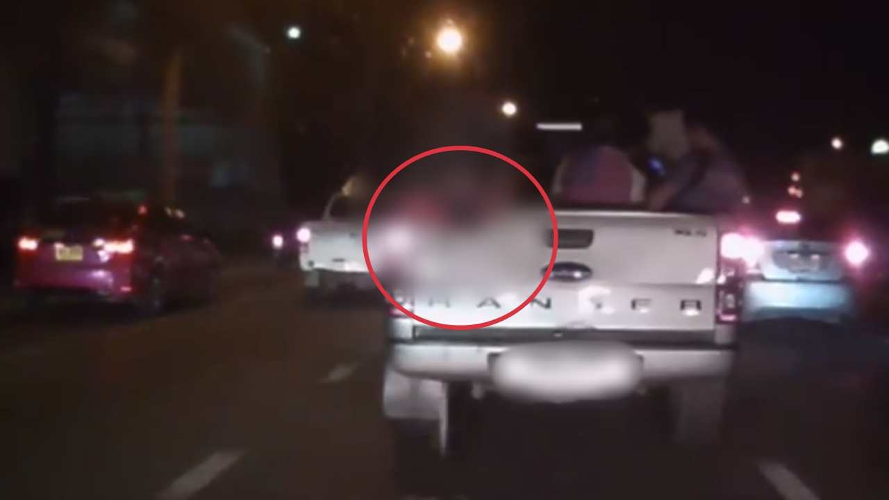 ทำไมไม่แวะปั๊ม! หนุ่มนั่งท้ายกระบะถกกางเกงปล่อยอุนจิกลางถนนตอนรถวิ่ง