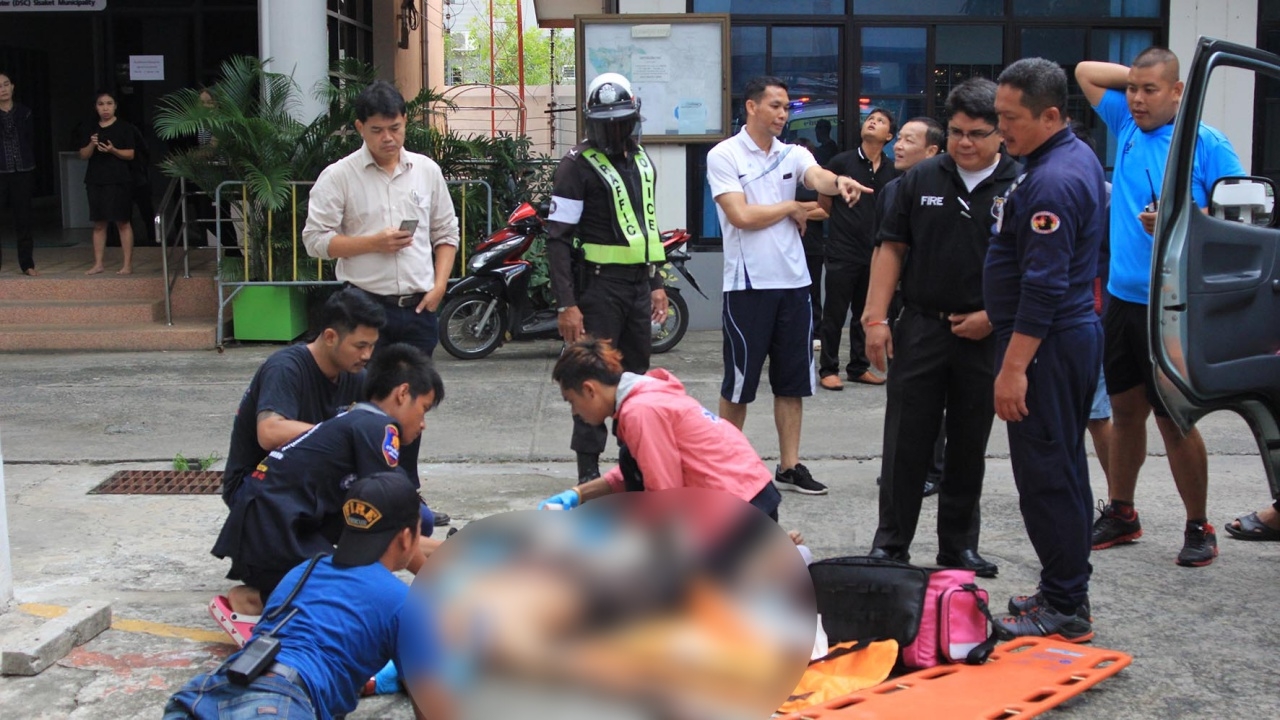 ชายเร่ร่อนร่วงจากชั้น 4 ตึกเทศบาลเมืองศรีสะเกษ กระแทกพื้นดับที่ รพ.