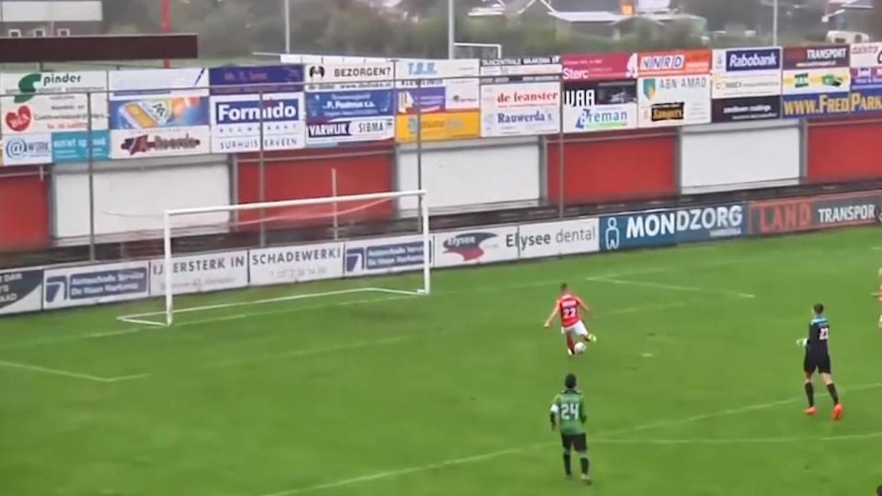 ตะลึงทั้งโลก! แข้งดัตช์พลาดยิงประตูเลวร้ายสุดในประวัติศาสตร์ (คลิป)