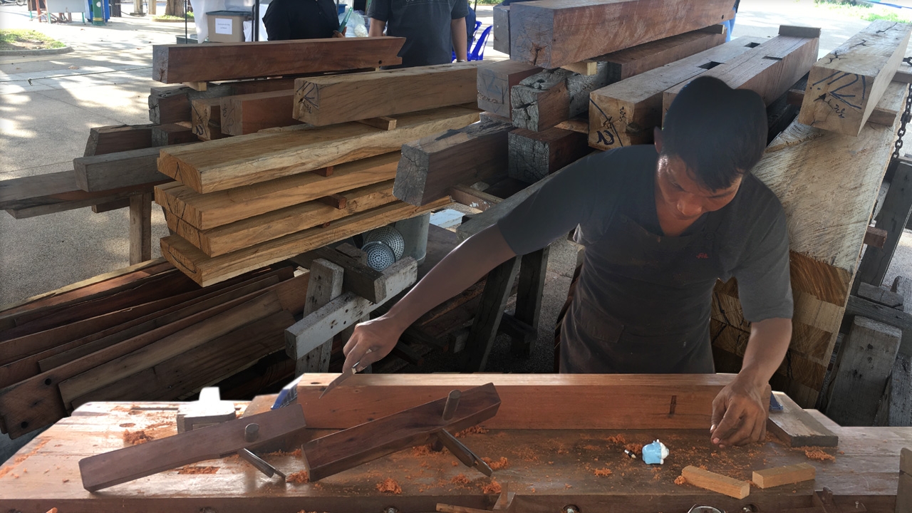 รำลึกถึงคนบนฟ้า! 'โต๊ะช่าง' โต๊ะทรงงานในหลวง รัชกาลที่ 9