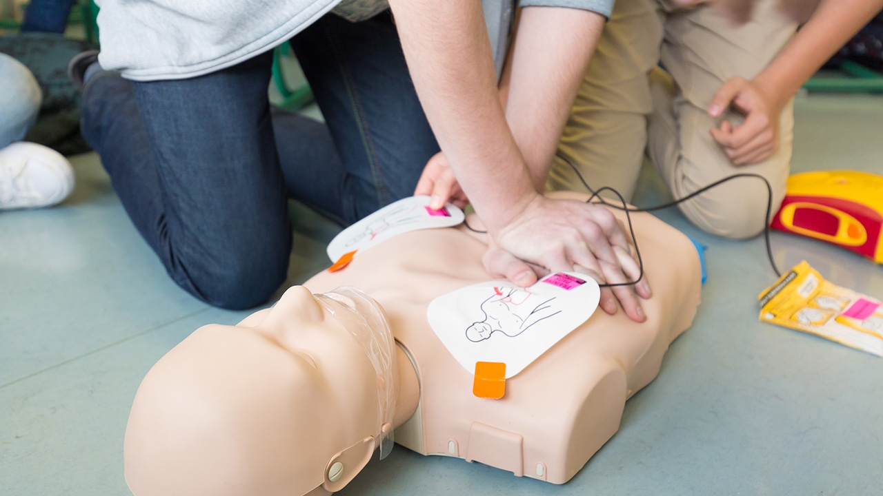 กทม.อบรมนักเรียน ฝึกทำ CPRใช้AED