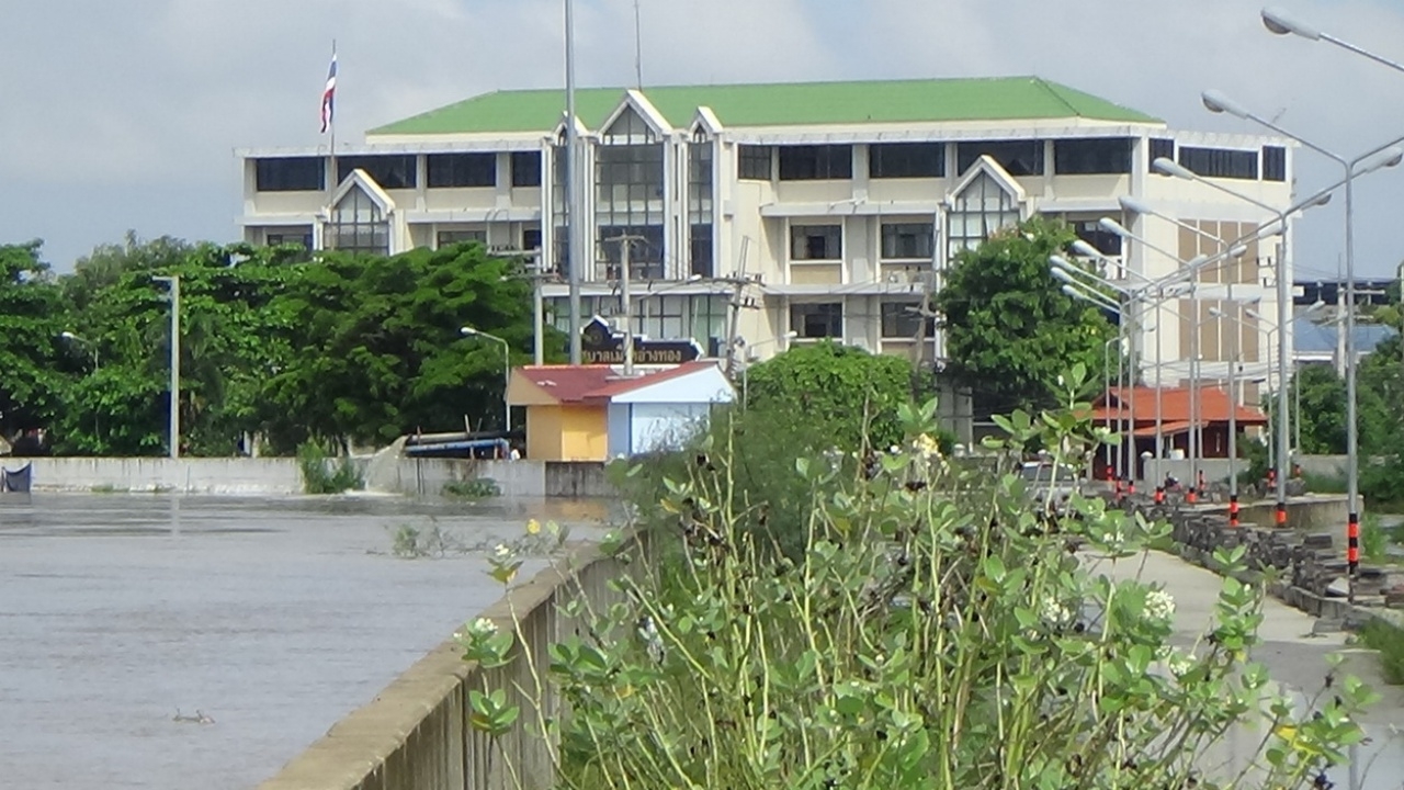 อ่างทองระทึก! น้ำเจ้าพระยาสูงเลยจุดวิกฤติ จ่อทะลักเข้าเขตเมือง