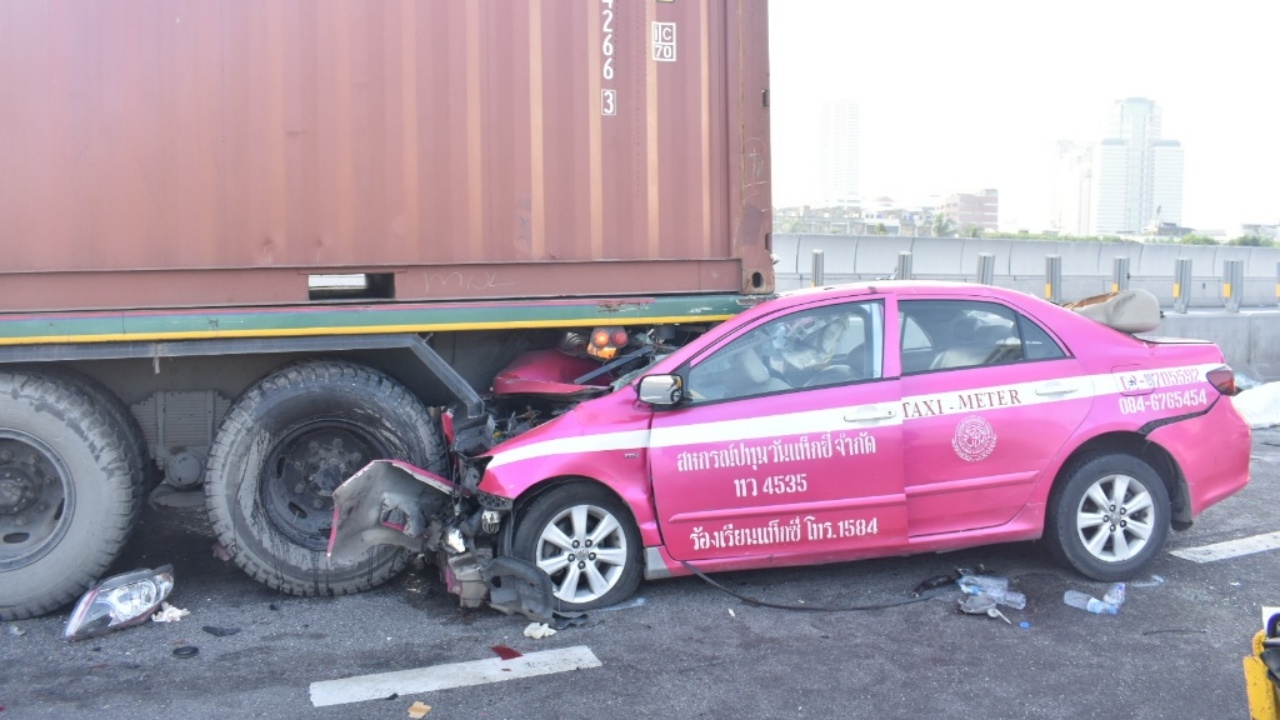 แท็กซี่ชนท้ายรถเทรลเลอร์ยับ โชเฟอร์ดับ คนโดยสารเจ็บ 1 บนสะพานภูมิพล 1