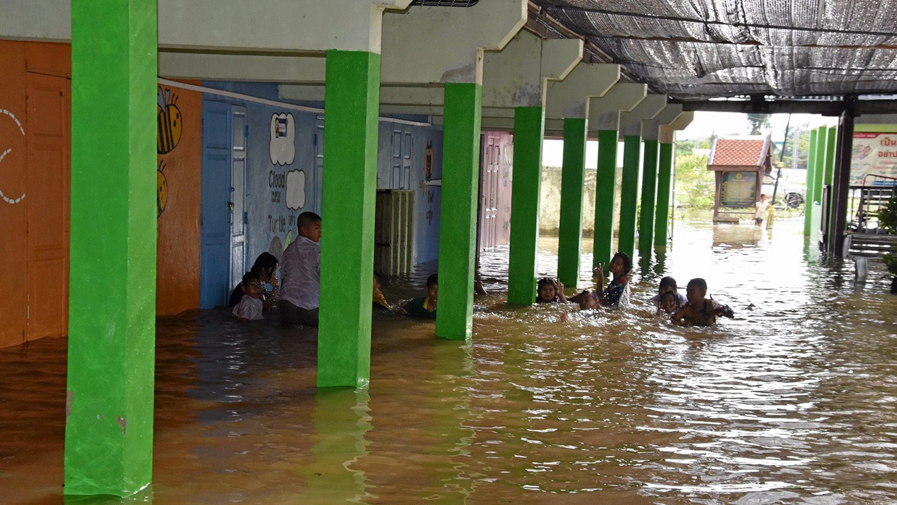 นํ้าล้นตลิ่ง ไปถึงปทุม ท่วมวัด-ร.ร.