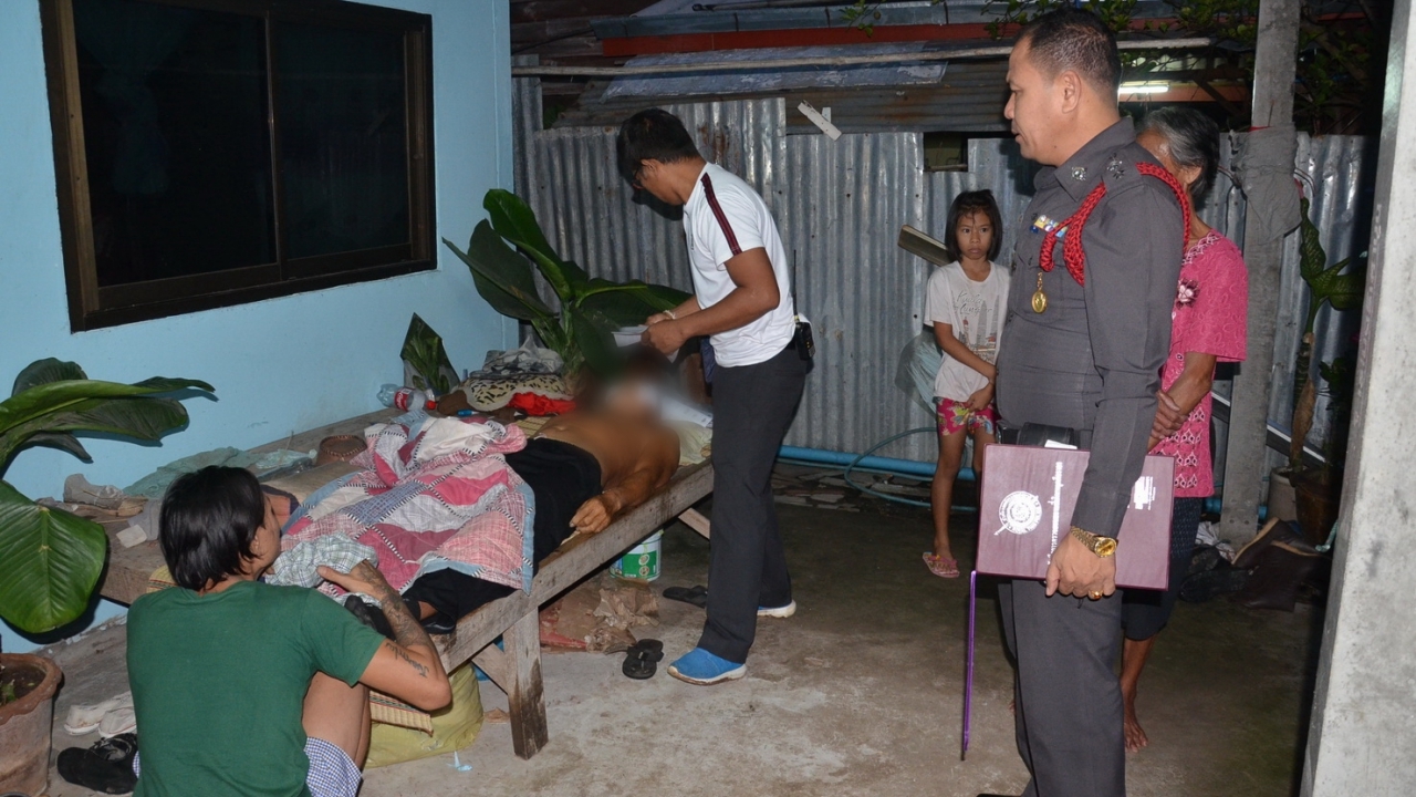 ลุงห้าวซดเบียร์จนกรึ่ม ไล่ชกต่อยทั่วหมู่บ้าน เมียพบอีกทีผูกคอตายแล้ว