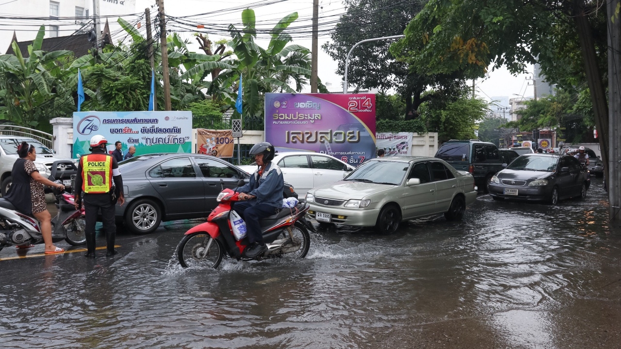 ปภ. เตือน 53 จังหวัด รับมือฝนตกหนัก น้ำท่วมฉับพลัน ช่วง 10–11 ต.ค.