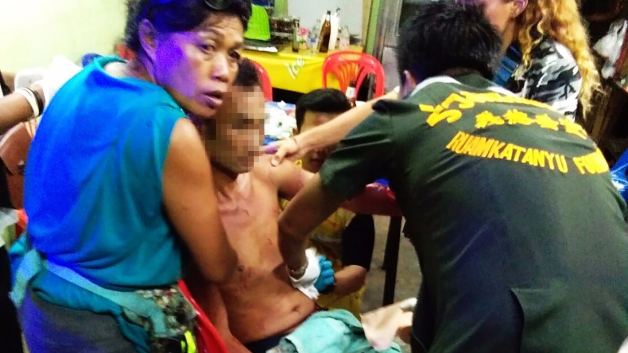 พ่อแทงไส้ทะลัก! ลูกทรพีขี้เหล้าเมายา ขอเงินไม่ได้ทำร้ายแม่ตัวเอง 