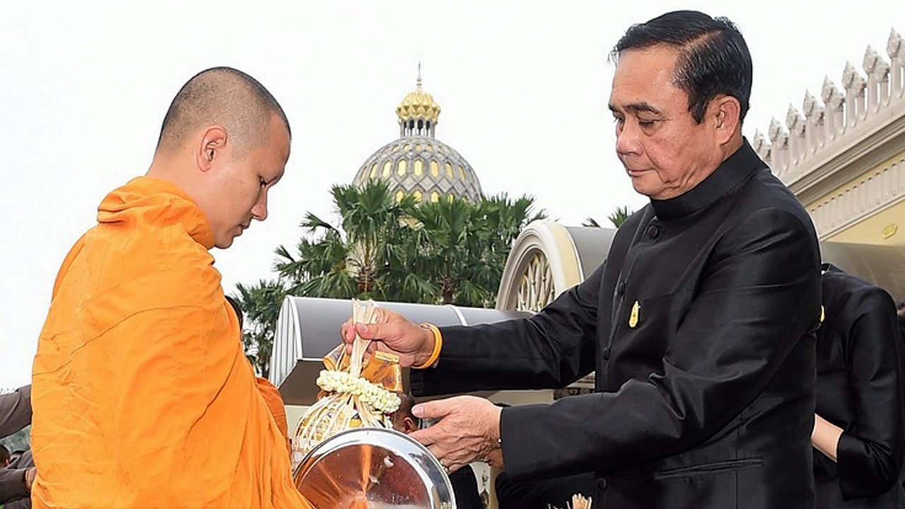 นายกฯ นำ ครม. ผบ.เหล่าทัพ ทำบุญตักบาตรครบ 1 ปี วันสวรรคต ในหลวง ร.9