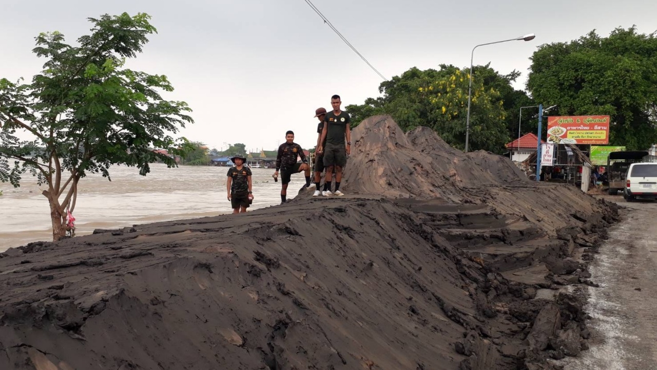ผวจ.กรุงเก่า ประกาศพื้นที่ภัยพิบัติน้ำท่วม สั่งเสริมคันดินป้องกันท่วม
