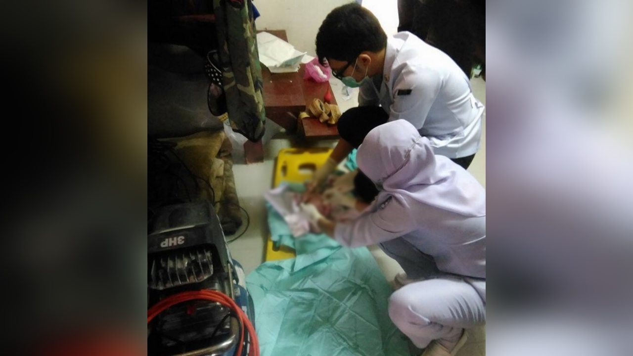 สาวท้อง 8 เดือนคลอดก่อนกำหนดในห้องน้ำ ลูกสาวลืมตาดูโลก 13 ต.ค.