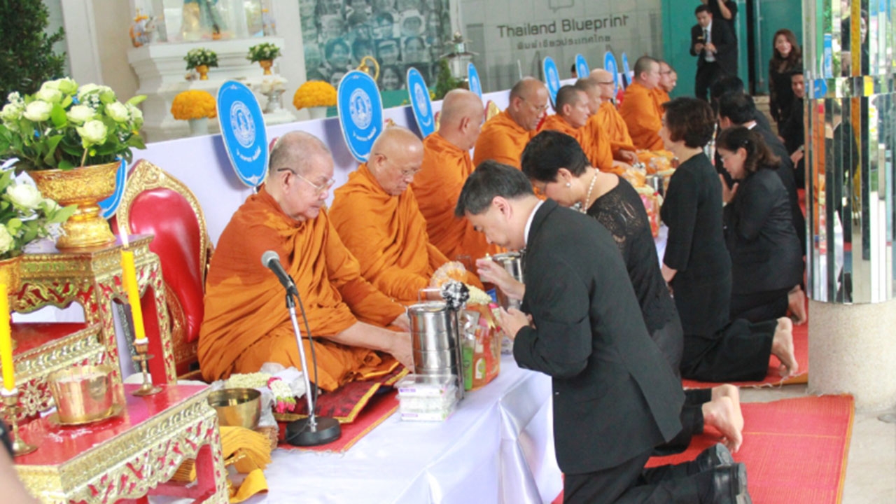 'อภิสิทธิ์' นำพรรคประชาธิปัตย์ ร่วมทำบุญถวายเป็นพระราชกุศล ในหลวง ร.9