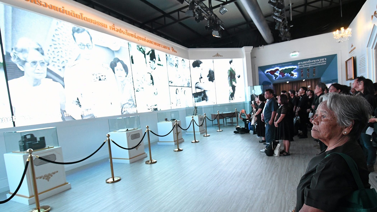 รัฐบาลเชิญชวนคนไทย ชมนิทรรศการเสมือนจริง 'เย็นศิระ เพราะพระบริบาล'