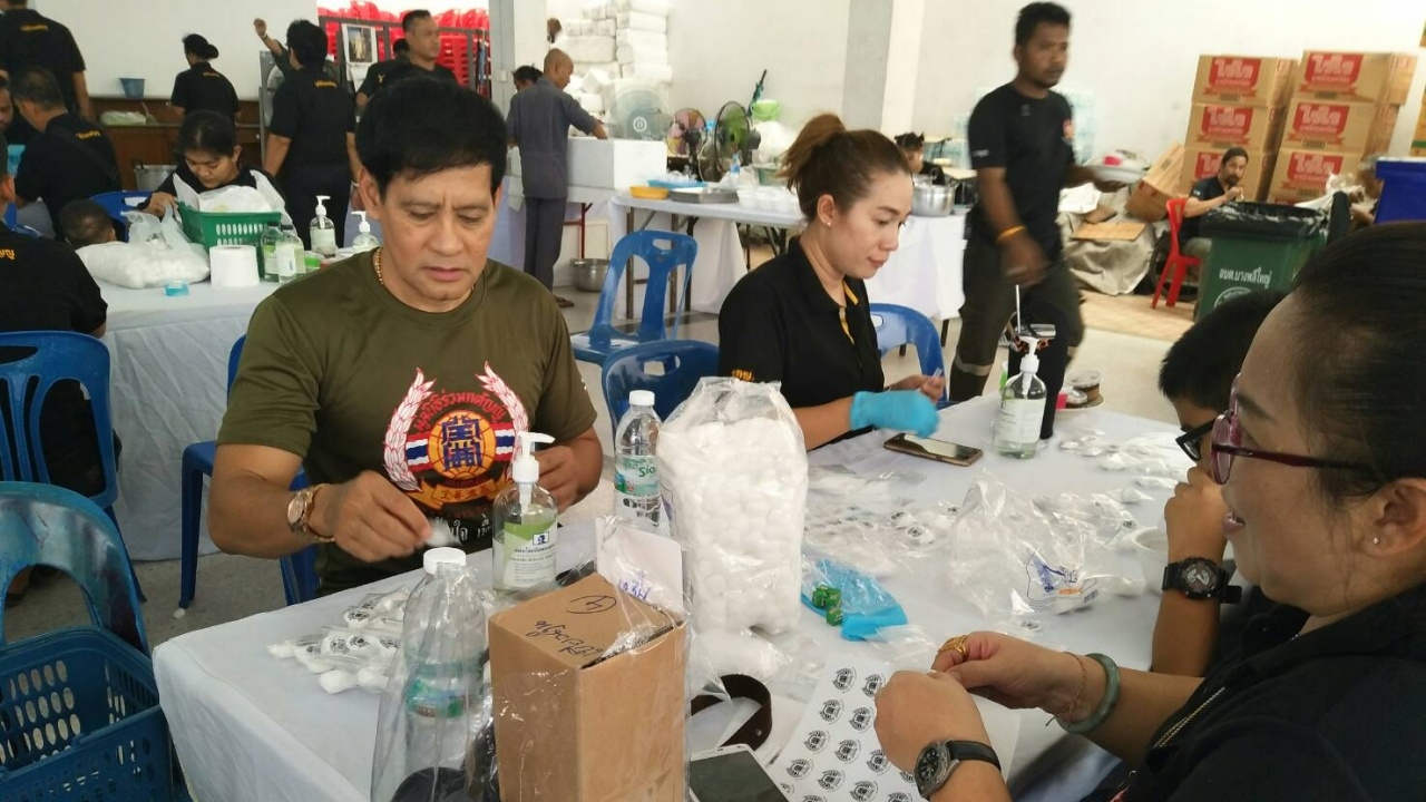 ‘เอกพันธ์’ นำทีมร่วมกตัญญู-จิตอาสาบรรจุสำลีแอมโมเนีย แจกช่วงพระราชพิธี