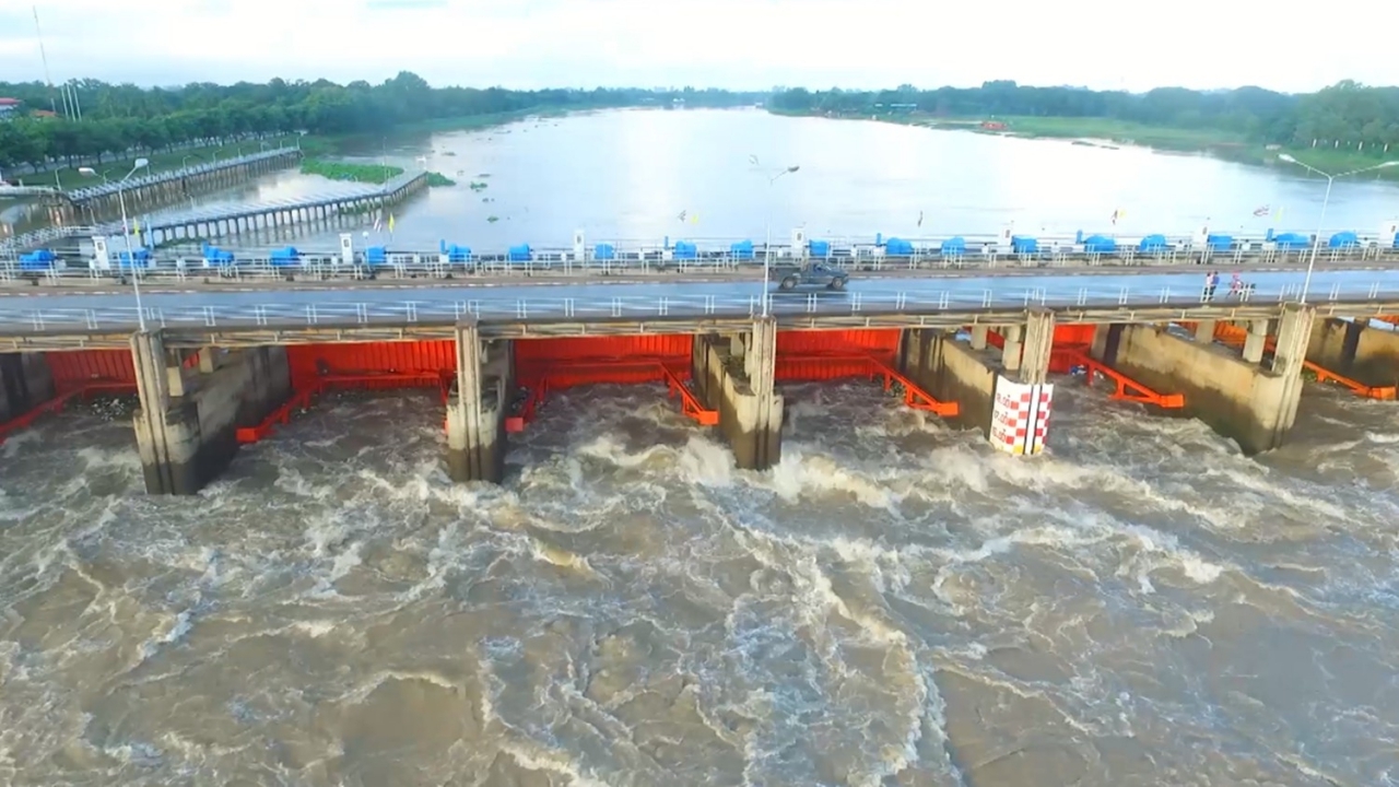 เขื่อนเจ้าพระยาเร่งระบายน้ำ 2,600 ลบ.ม./วินาที หวั่นเข้าท่วมหลายจุด 