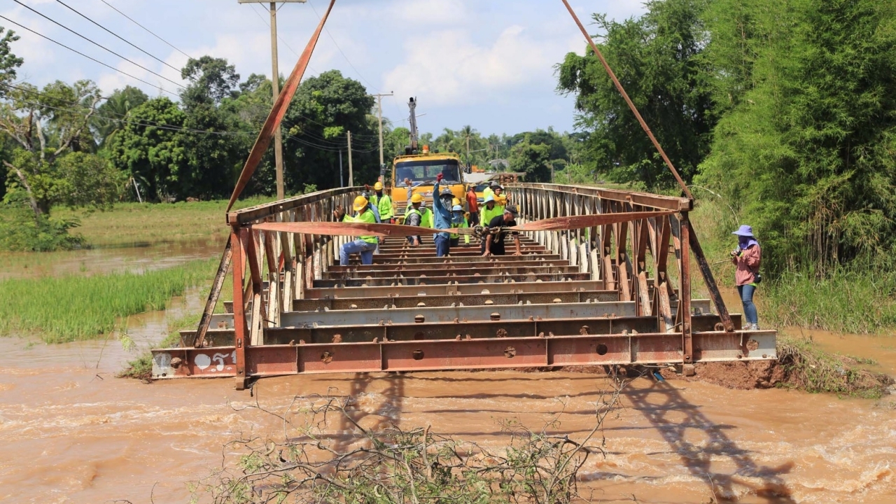 ชาว อ.วังทอง เฮ! หลัง อบจ.พิษณุโลก เข้าติดตั้งสะพานแบริ่งให้สัญจรได้