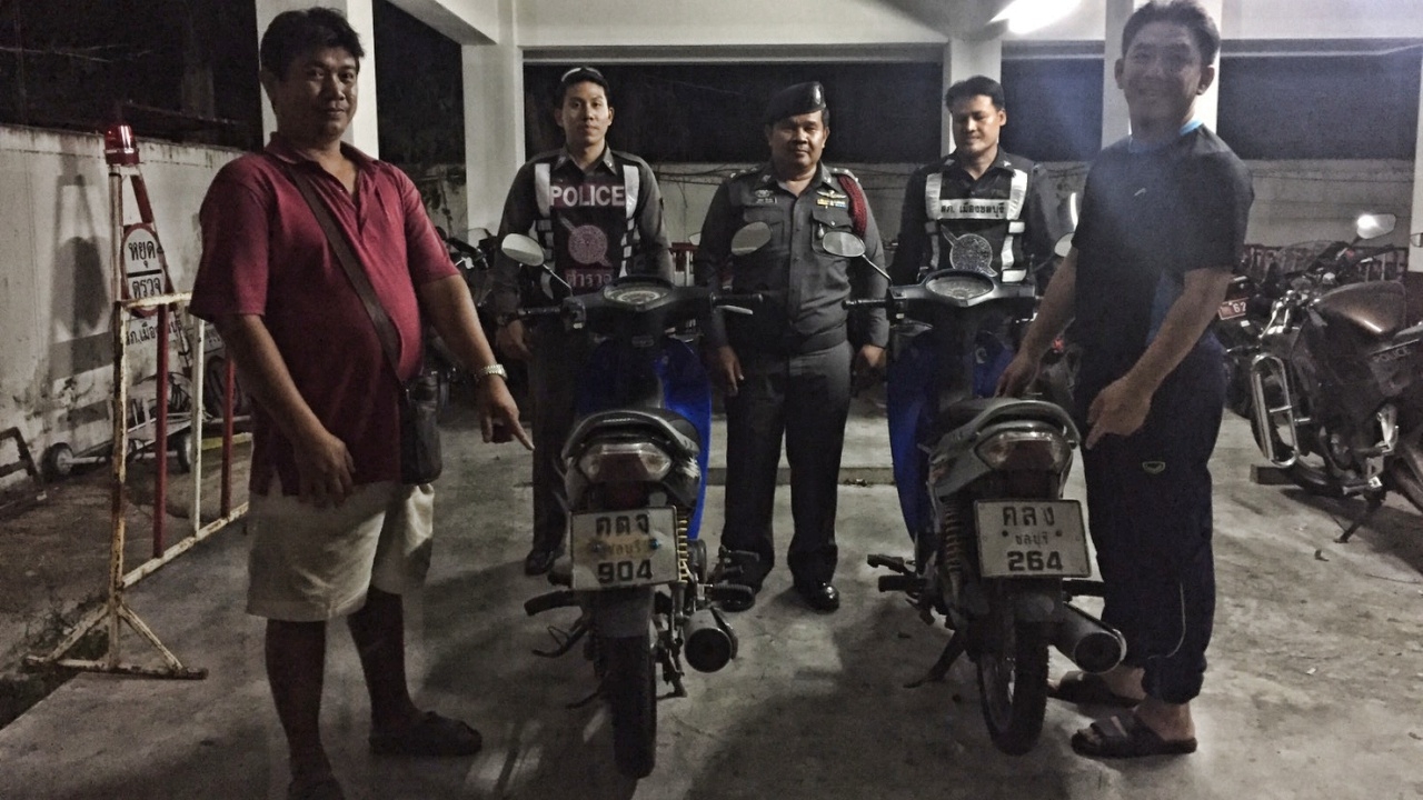 เหมือนกันมาก รถคู่แฝด ไขกุญแจสตาร์ตติดขี่ผิดคัน ไปถึงบ้านยังไม่รู้ 