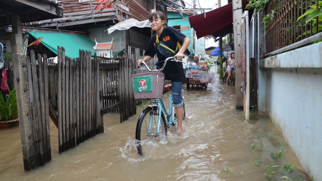 เกาะเกร็ด ที่ลุ่มต่ำท่วมแล้วจ้า น้ำเหนือมา พร้อมน้ำทะเลหนุน 