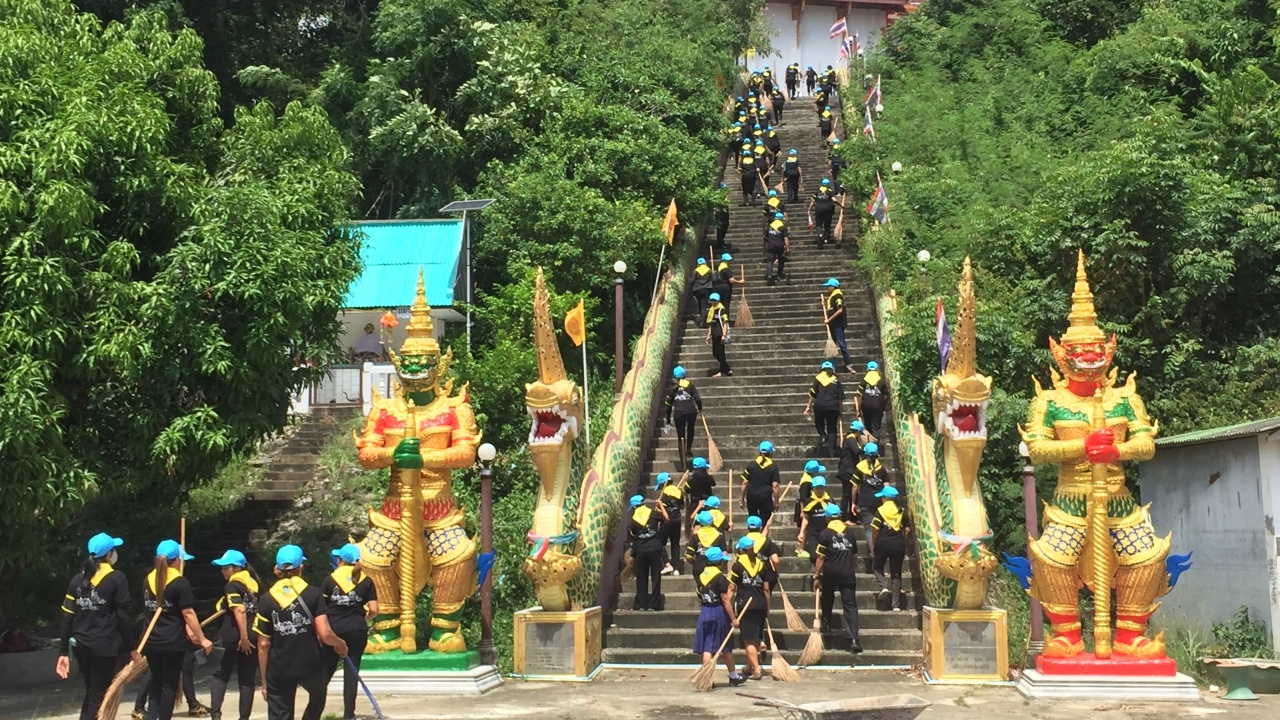  จิตอาสาฯร่วมทำความสะอาดวัดเขาโบสถ์ บางสะพาน ร.9 เคยเสด็จฯยกช่อฟ้า