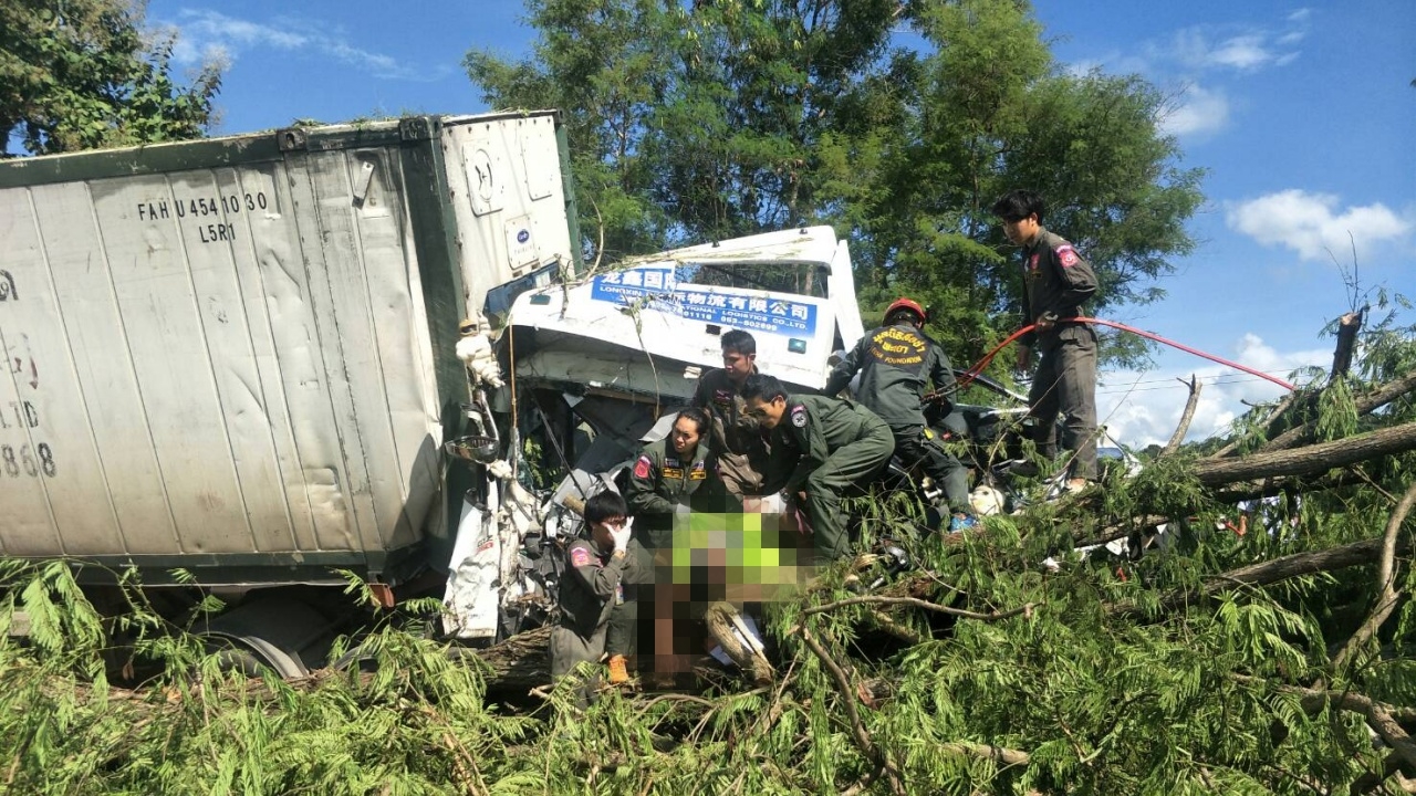 รถบรรทุกพ่วง 22 ล้อ พุ่งข้ามเลน ชนต้นไม้ข้างทาง คนขับดับคารถ