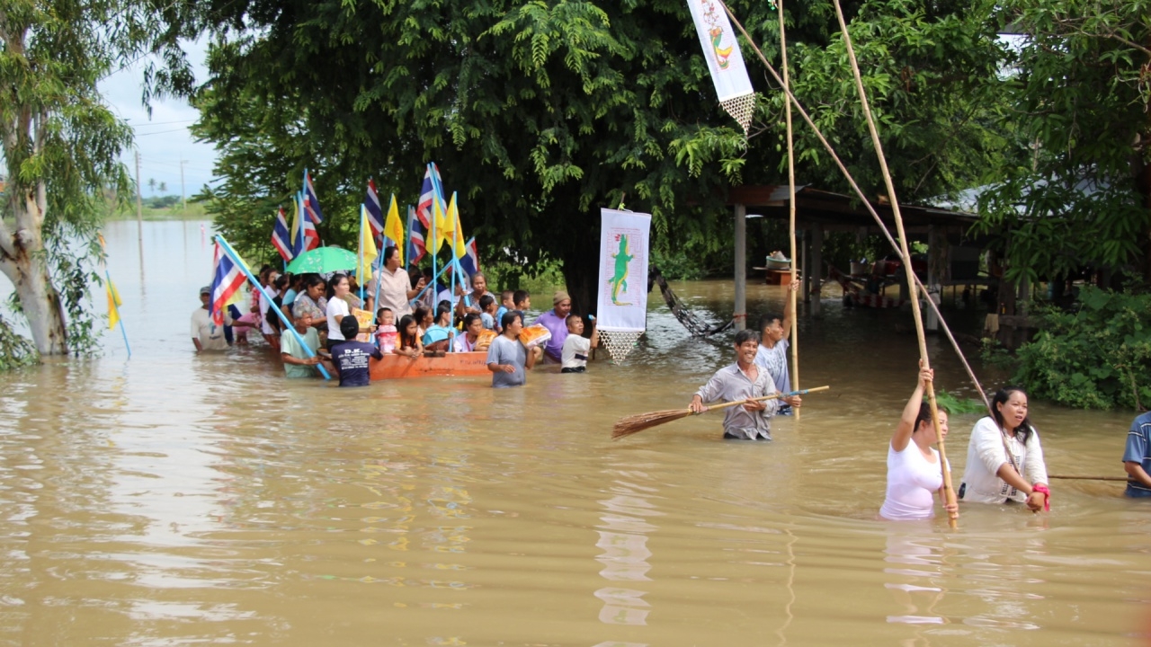 ทุลักทุเล! ชาวบ้านที่ชัยภูมิ ลุยน้ำสูงระดับอก ทอดกฐิน