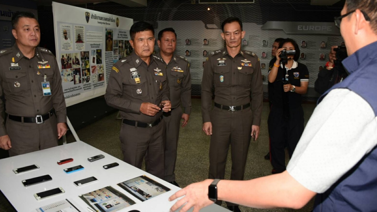 ‘บิ๊กบัว’ แถลงจับ 2 คดี โรแมนซ์สแกม หลอกรักออนไลน์-หนุ่มอินเดียนักตุ๋น