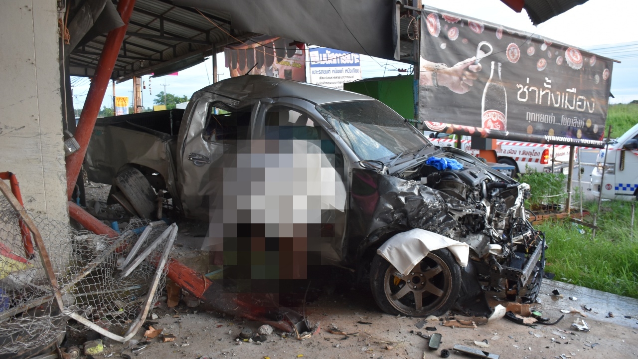 2 ช่างเครื่องเสียงรถยนต์กระบะพุ่งอัดรถบัส-เครื่องซักผ้า ดับทั้งคู่