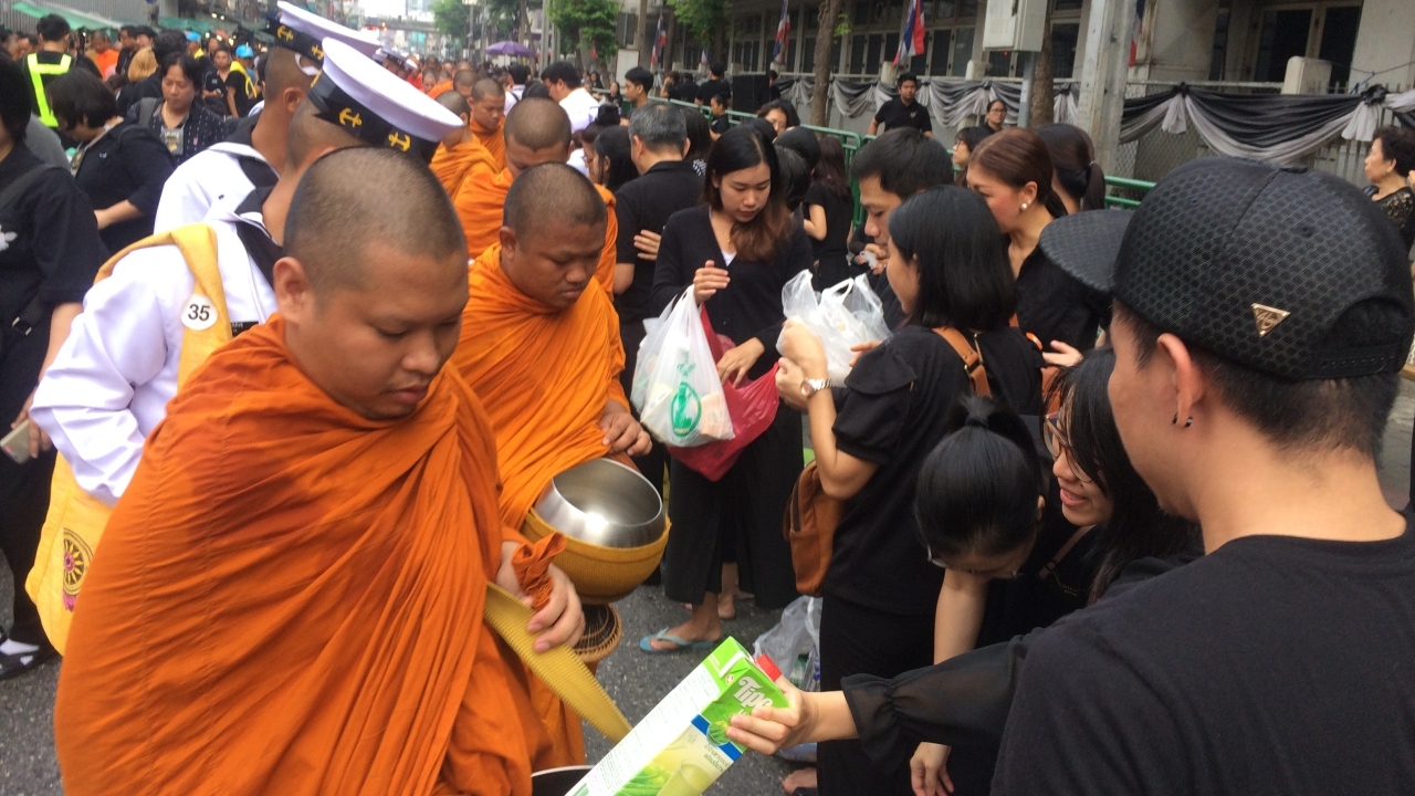 ประชาชนหลั่งไหลทำบุญใส่บาตร ที่รพ.ศิริราช ครบ 1ปี ในหลวง ร.9 สวรรคต