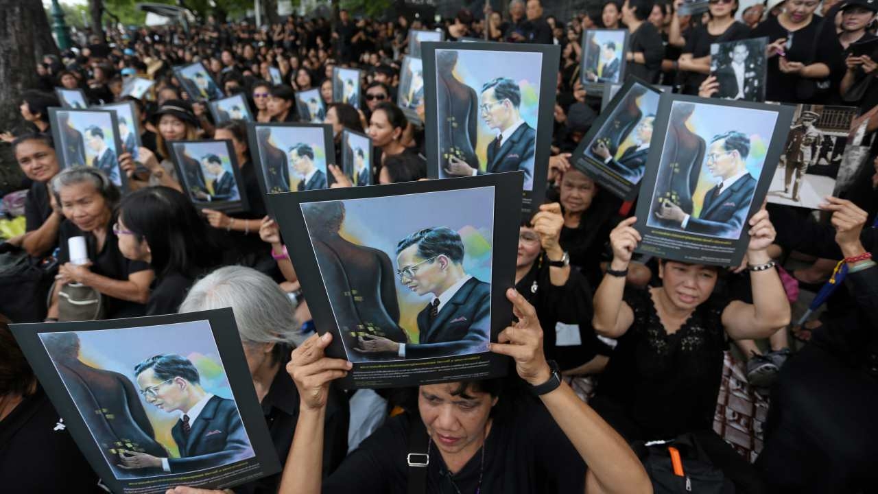 โลกออนไลน์ร้อยเรียง 6แฮชแท็กอาลัย ในหลวง ร.9 หลังครบ365วันที่พ่อจากไป 