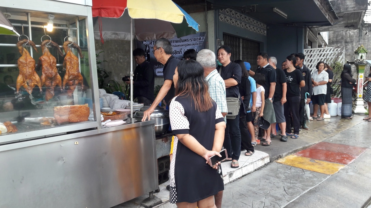 ร้านเป็ดย่าง พังงา ขอทำความดีถวายในหลวงร.9 เปิดให้ลูกค้ากินฟรี1วัน  