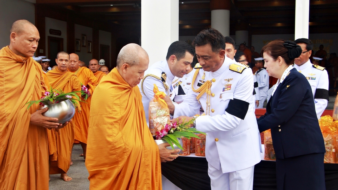 กองทัพเรือ ทำบุญตักบาตร ถวายเป็นพระราชกุศล ในหลวง ร.9 สวรรคต ครบ1ปี