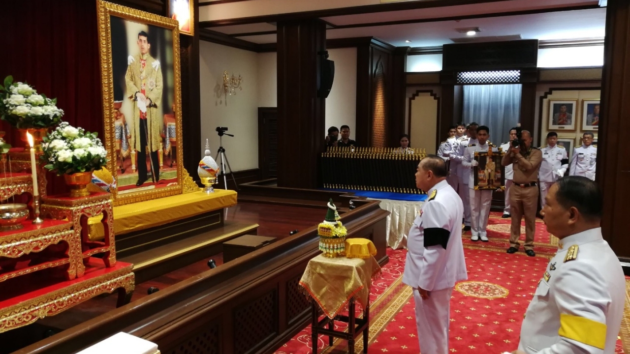 'ประวิตร’มอบพระบรมฉายาลักษณ์ ประดิษฐานเหนือบัลลังก์ตุลาการทั่ว ปท.