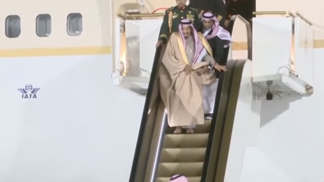 บันไดเลื่อนทอง กษัตริย์ซาอุฯเสีย ขณะเสด็จลงจากเครื่องบินพระที่นั่ง (คลิป)