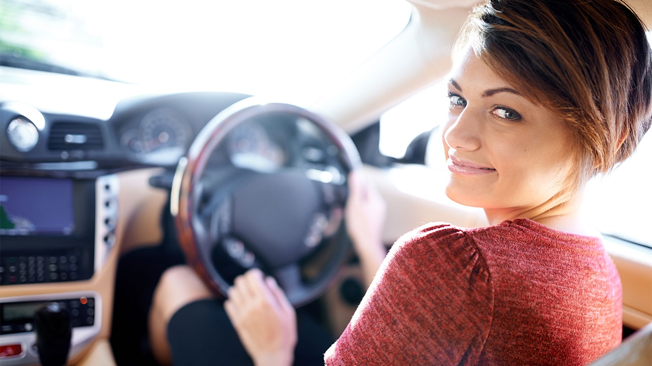 ไม่ใช่เรื่องลำบากเลย! 8 สิ่งจำเป็นบนรถ ที่สาวๆ ต้องมีติดไว้