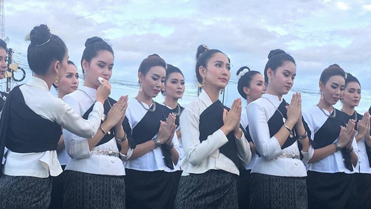 นางเอกทั้งในและนอกจอ แต้ว ณฐพร ไม่ถือตัวเช็ดเหงื่อให้เพื่อนนางรำ