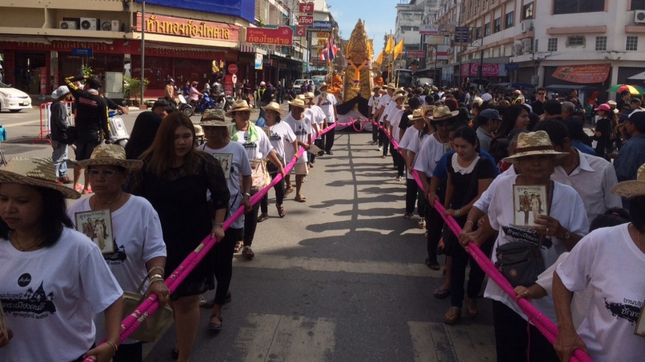 พสกนิกรสุราษฎร์เฉียดแสน ไว้ทุกข์ชักลากพระแสดงความอาลัย ในหลวง ร.9